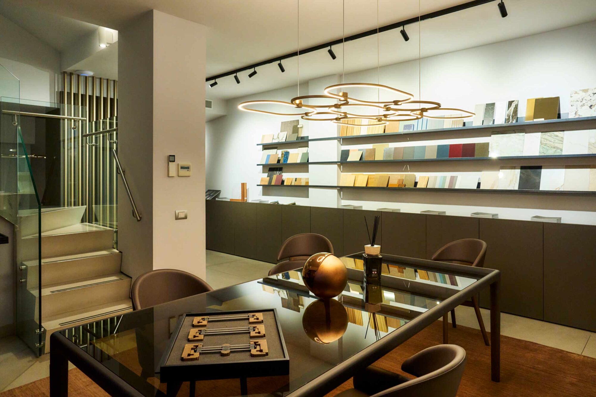 Sala con materioteca Concept Store Carminati Milano