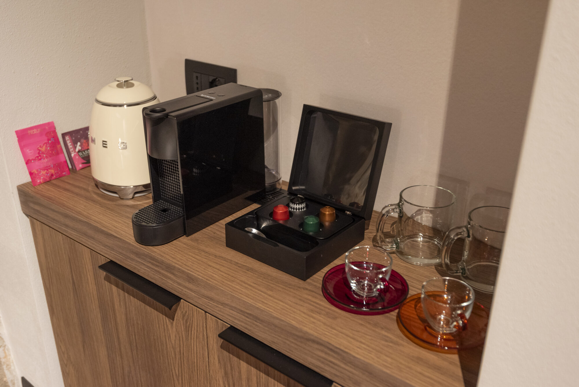 Corner con macchina del caffè, bollitore e bicchieri nelle suites Progetto B&B Le Torri Suites