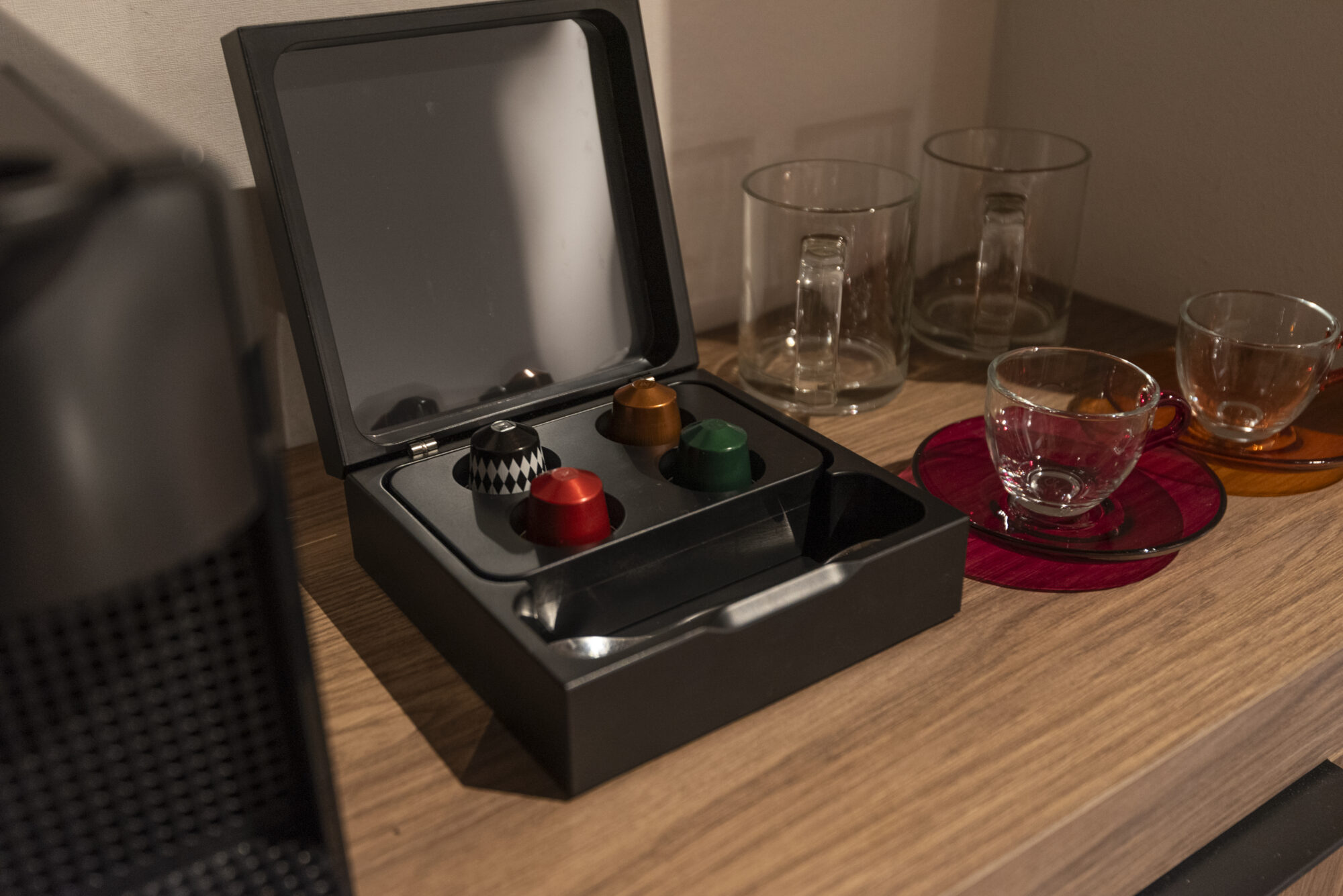 Portacapsule del caffè all'interno delle suites Progetto B&B Le Torri Suites