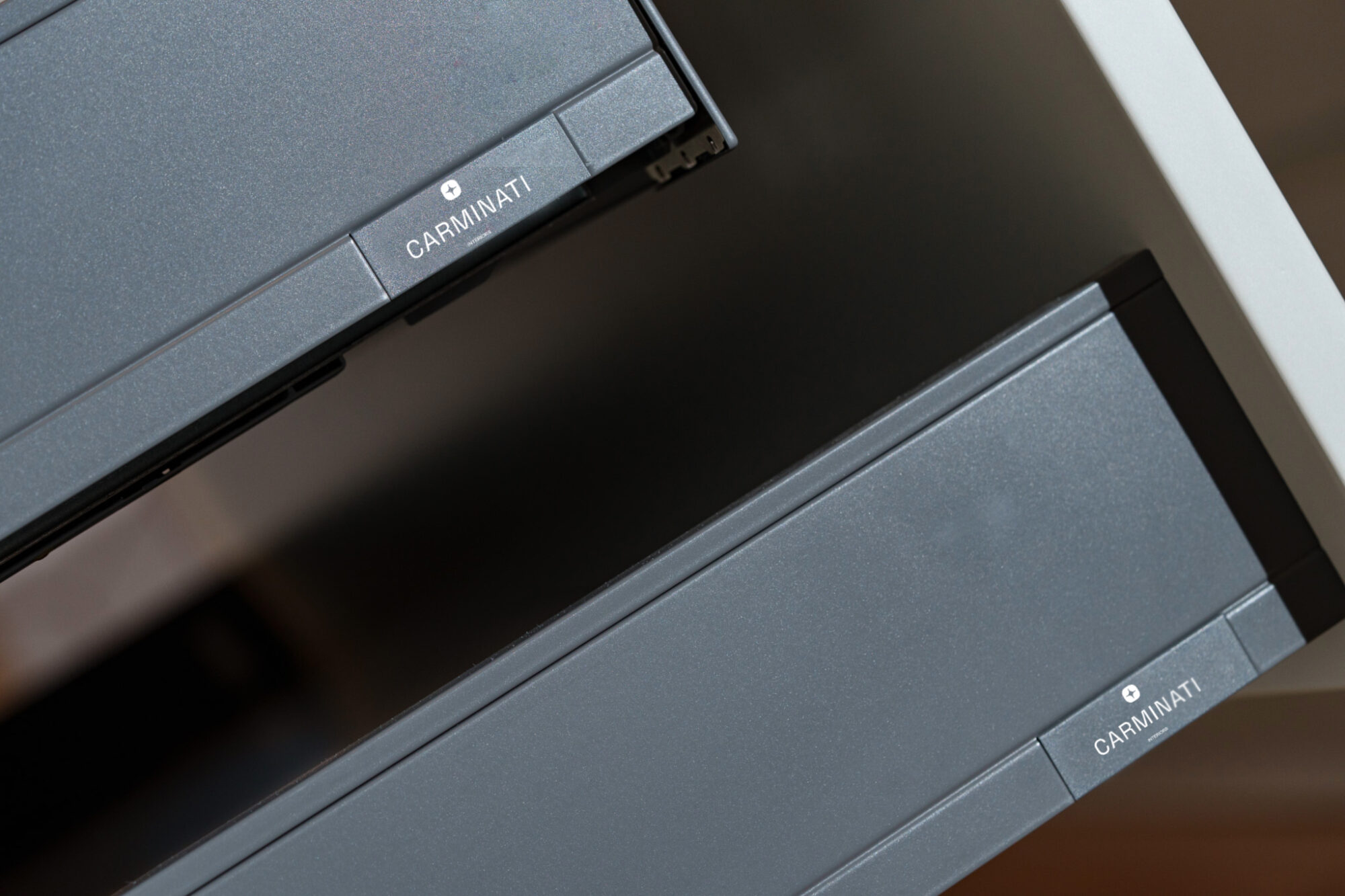Dettaglio logo Carminati Interiors sui cassetti di una cucina