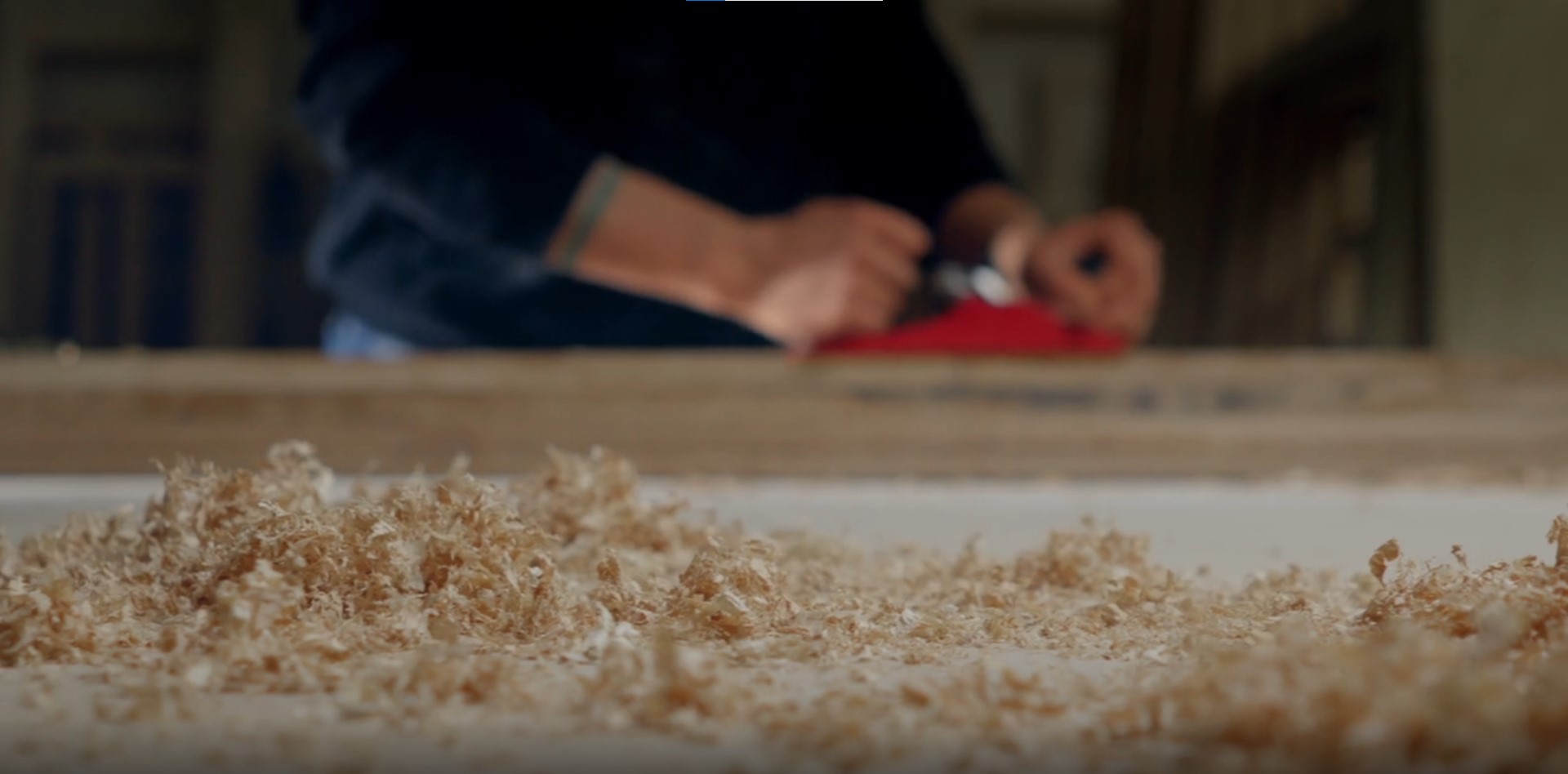 Falegname al lavoro nella falegnameria interna di Carminati Interiors