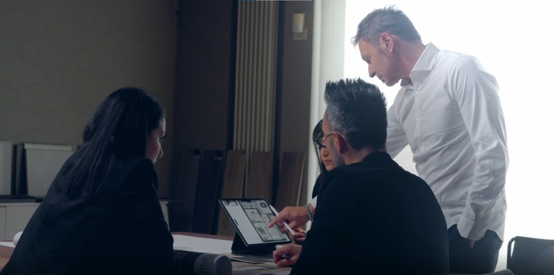 Team Carminati Interiors discute di un progetto 