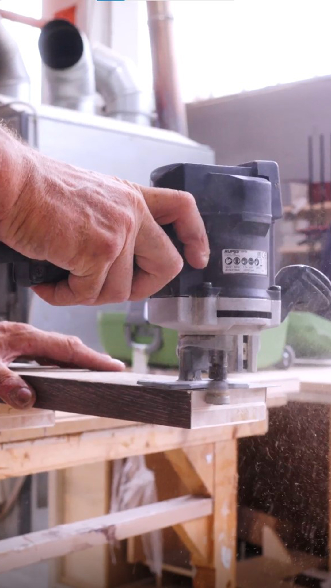 Dettaglio delle lavorazioni del legno nella falegnameria interna di Carminati Interiors