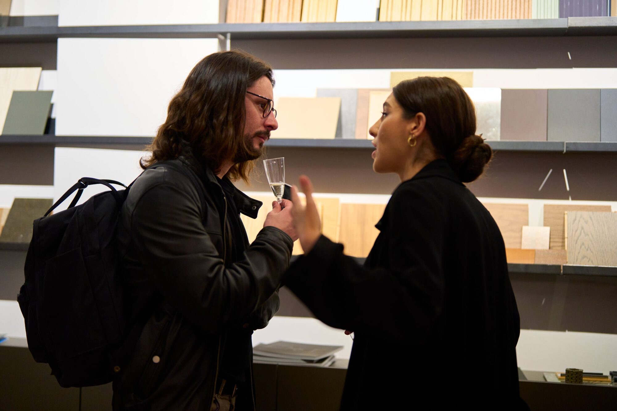 Due visitatori che parlano davanti alla materioteca del Carminati Concept Store a Milano