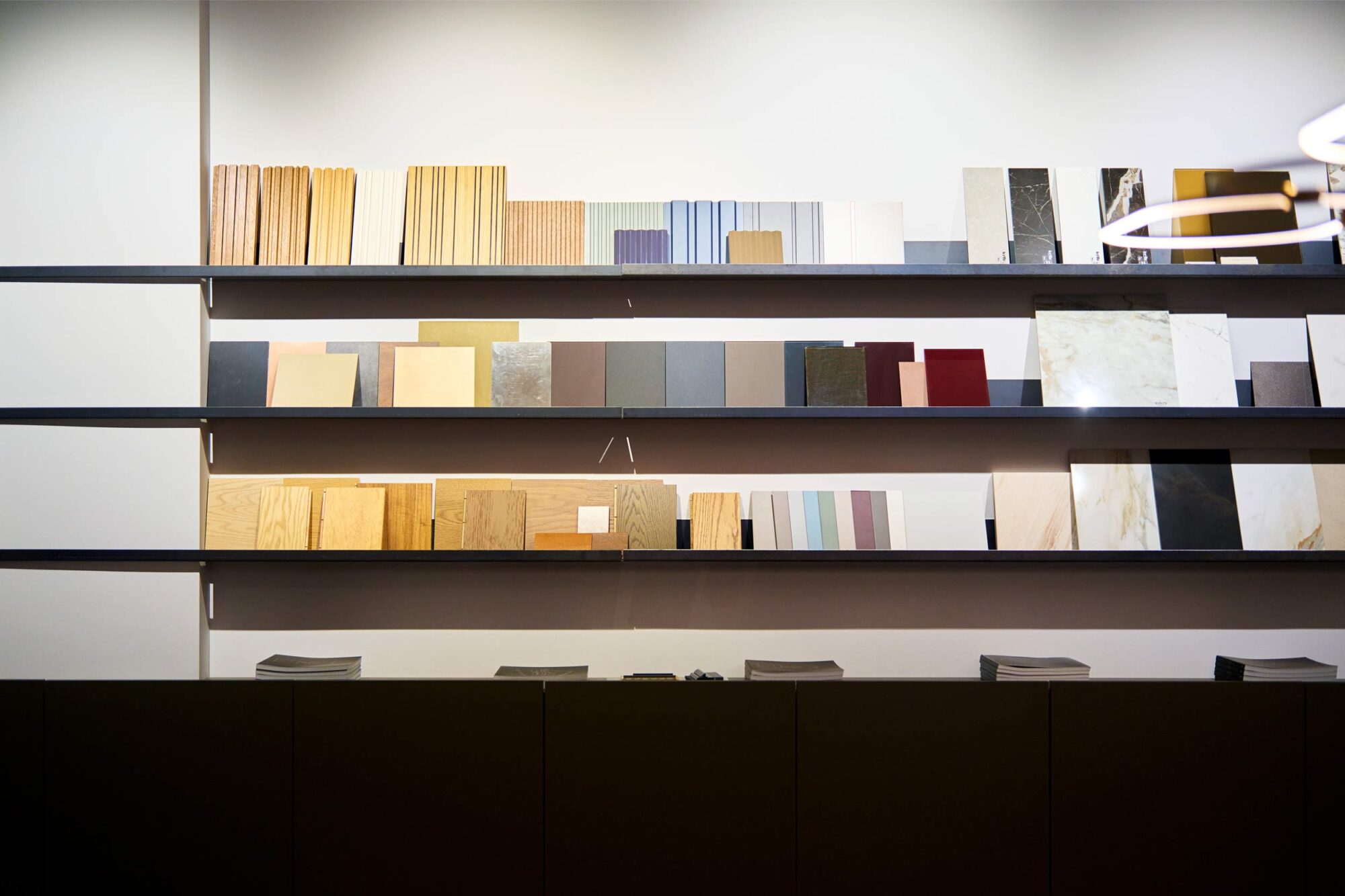 Dettaglio materioteca al Carminati Concept Store a Milano