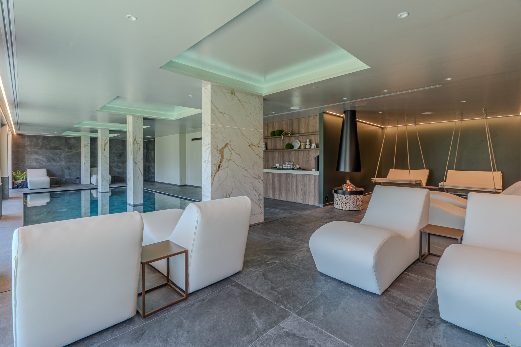 Interni con armadiatura a muro e lettini della SPA del Miramontino Mountain Suite progettata da Carminati Interiors