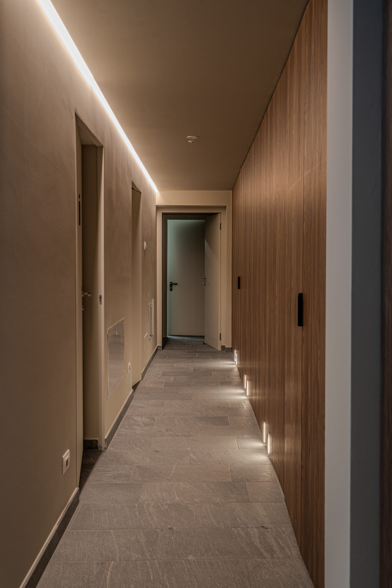 Interno del passaggio che connette il parcheggio alla SPA del Miramontino Mountain Suite progetta da Carminati Interiors