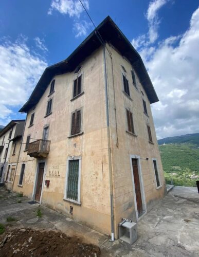 Esterno del vecchio albergo Miramonti