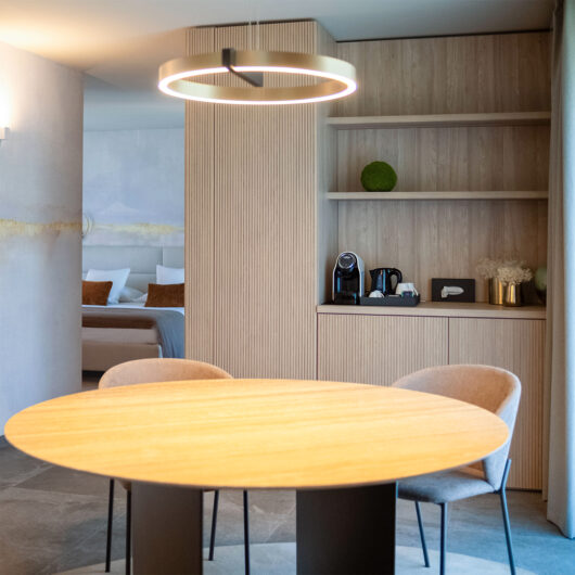 Tavolo e mobile da parete su misura inseriti nella Suite Ivoire selezionati da Carminati Interiors