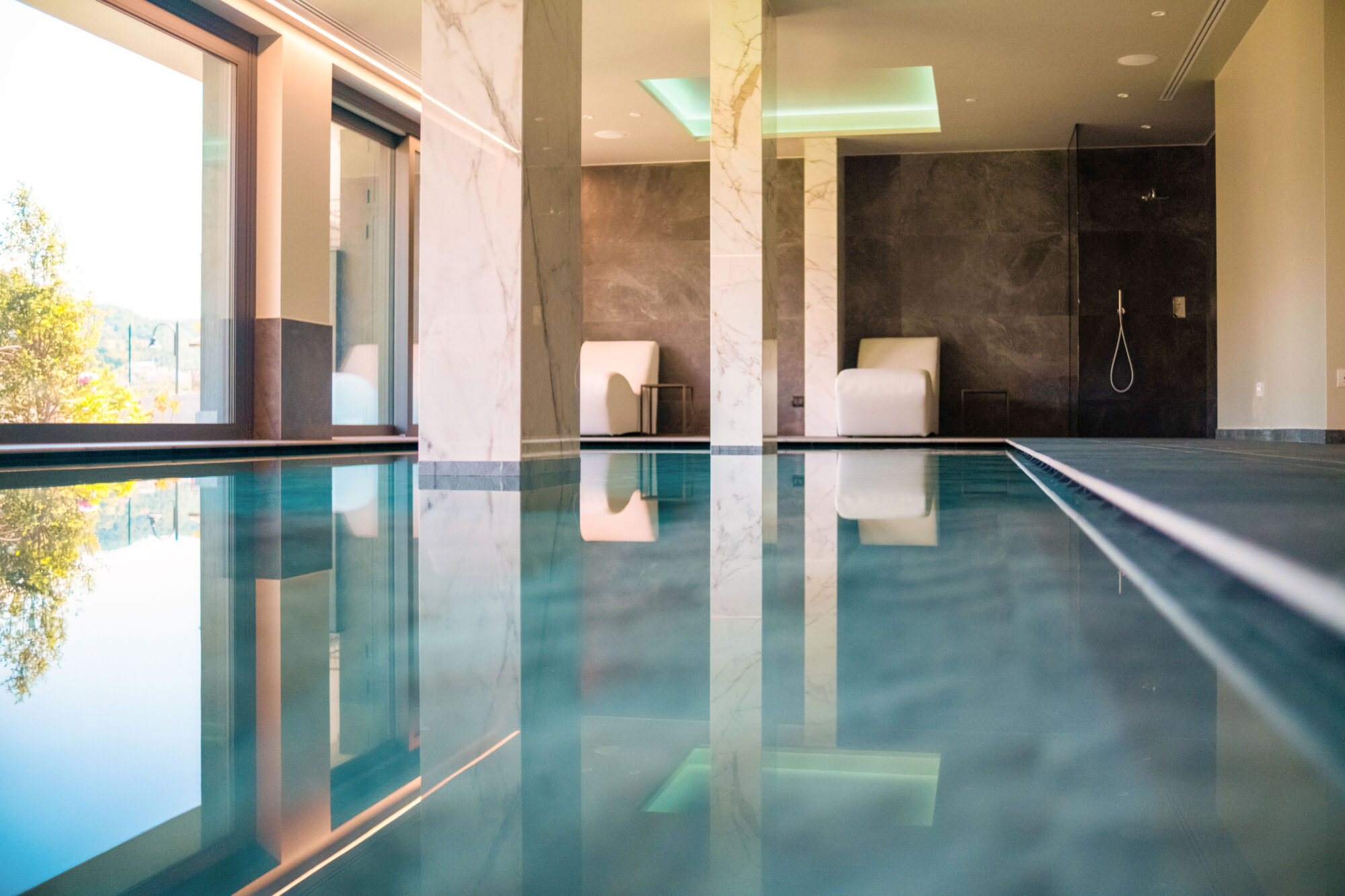 Dettaglio piscina con sedute della SPA del Miramontino Mountain Suite