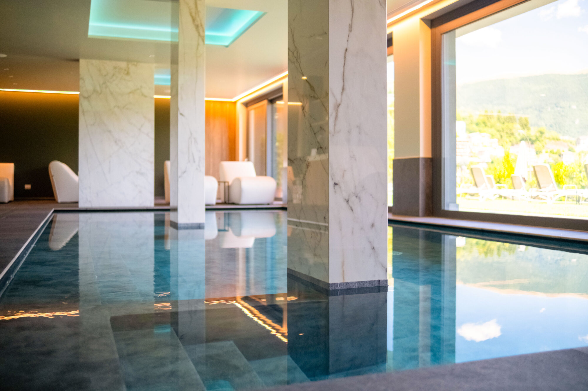 Dettaglio delle colonne in marmo e della piscina della SPA del Miramontino Mountain Suite
