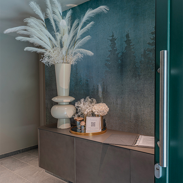 Dettaglio della madia e della carta da parati del Miramontino Mountain Suite