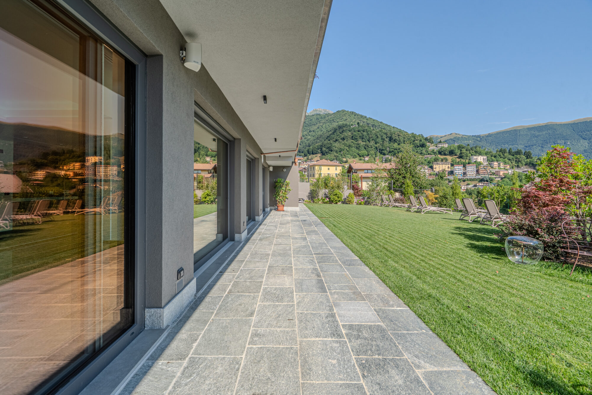 Dettaglio vetrate SPA con accesso sul giardino del Miramontino Mountain Suite progettate da Carminati Interiors