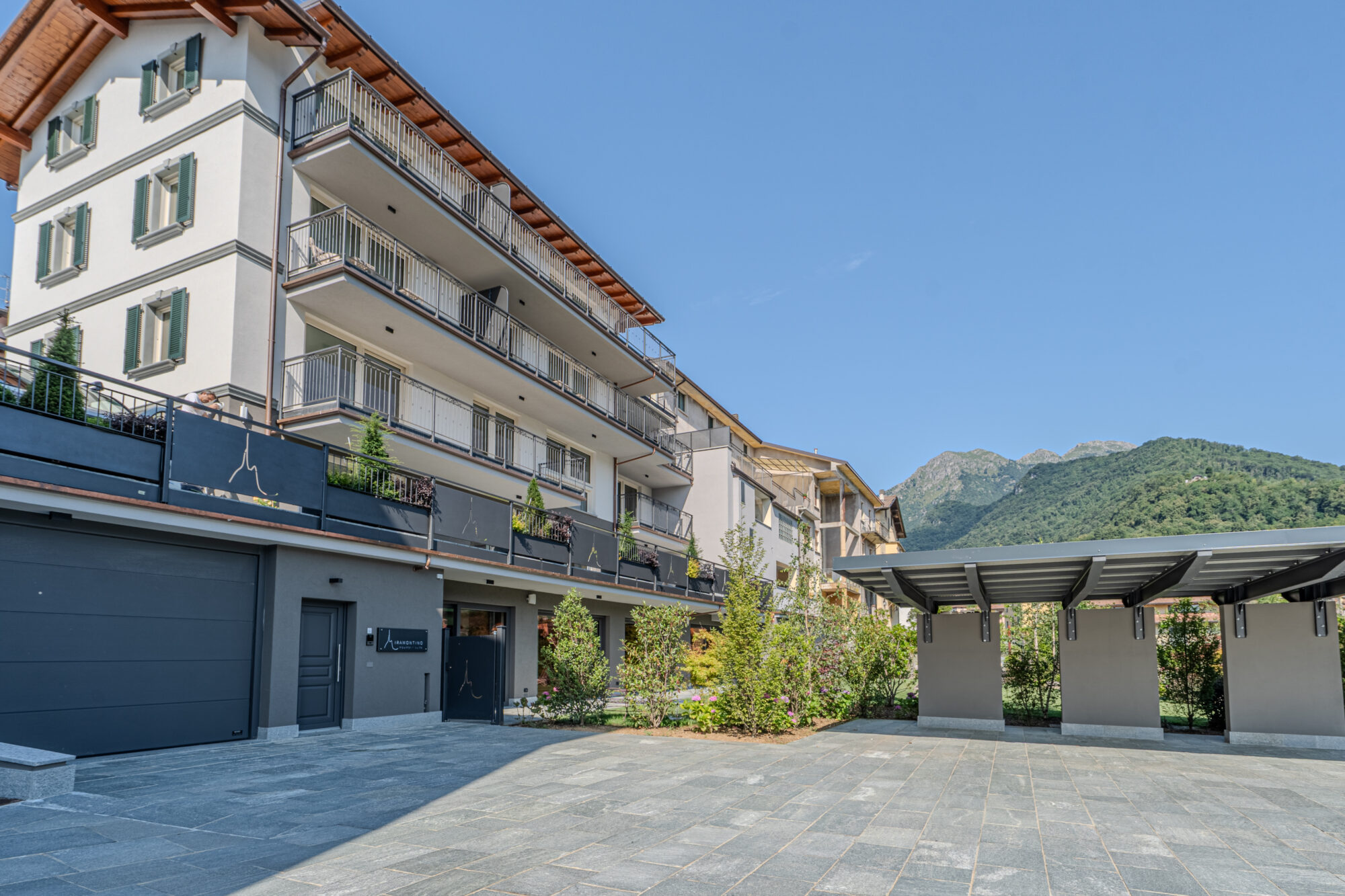 Dettaglio parcheggio esterno del Miramontino Mountain Suite progettato da Carminati Interiors