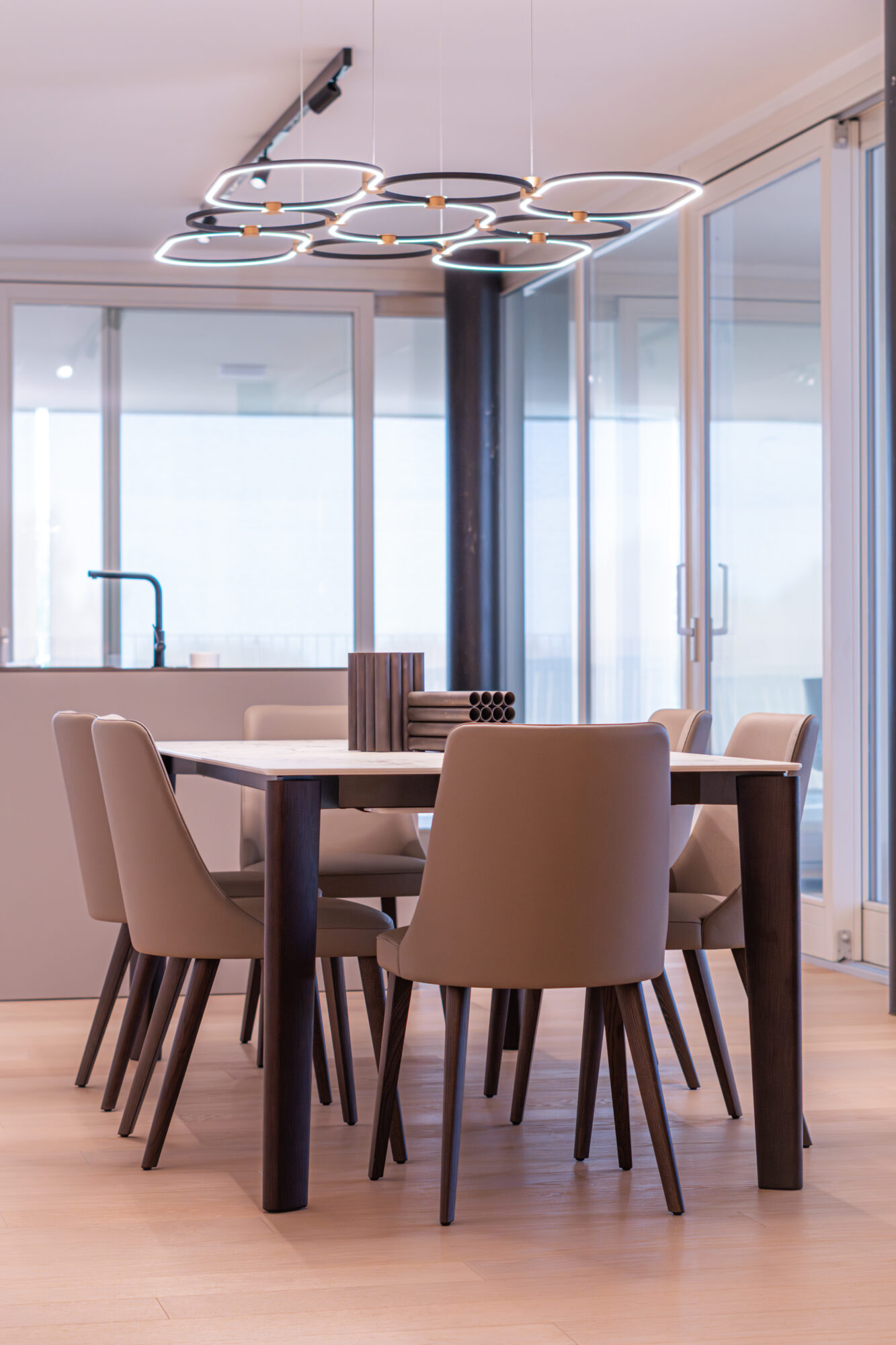 Tavolo da pranzo con lampadario a sospensione progetto Bespoke