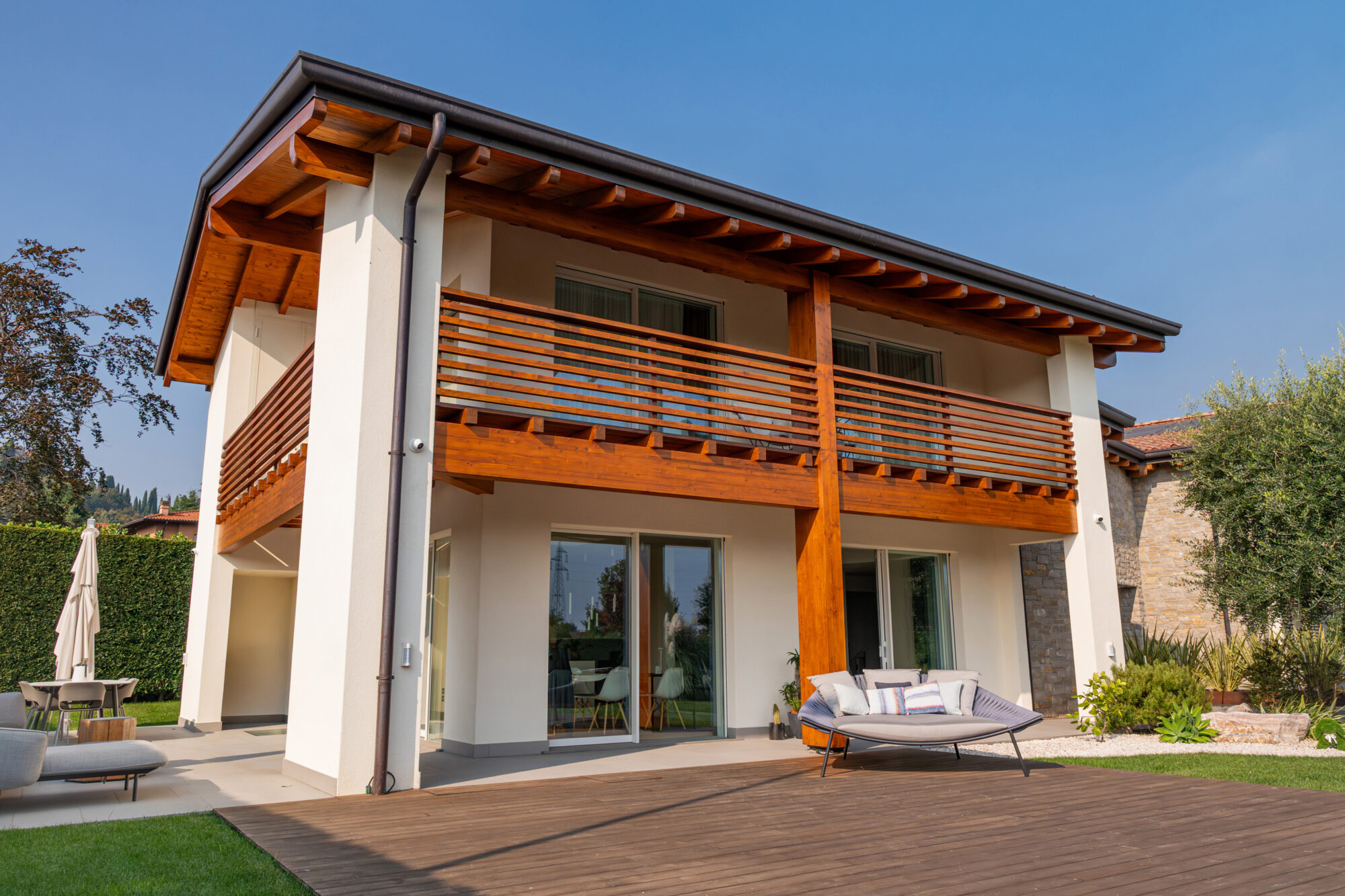 Esterni di villa Elegance con prospettiva dal basso