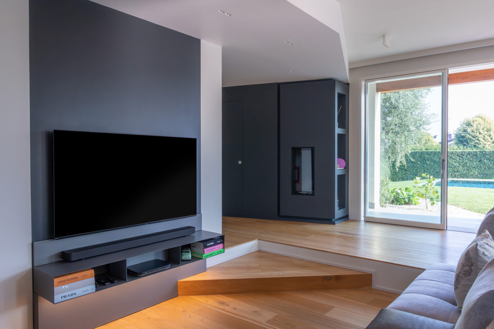 Mobile TV del salotto Dietro l’ingresso si articola un guardaroba con appenderia progettato su misura, un volume discreto e funzionale per ospitare cappotti e calzature. La zona svago e il bagno di servizio si collocano invece in un’area più raccolta, garantendo una dimensione intima all’interno dell’ampia zona living in cui rilassarsi e divertirsi.