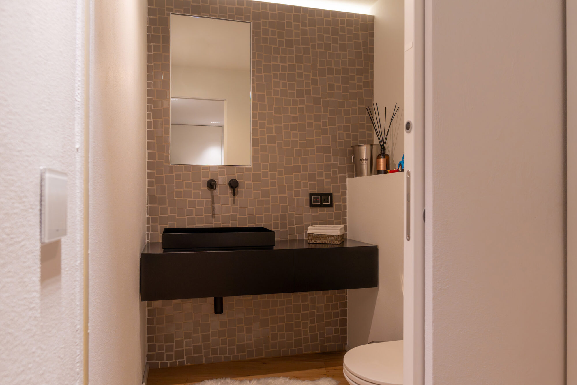 Bagno di servizio al piano terra della villa del progetto Elegance